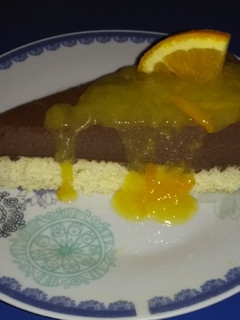 Una foto de Tarta de mousse de chocolate con salsa de naranja