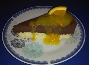 Una foto de Tarta de mousse de chocolate con salsa de naranja