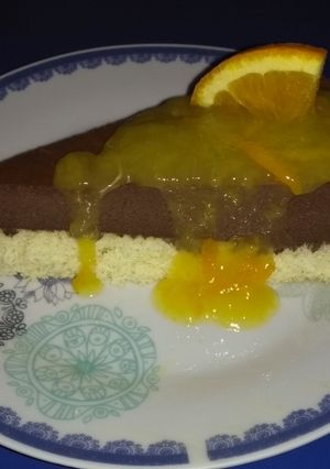 Una foto de Tarta de mousse de chocolate con salsa de naranja