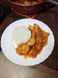 Una foto de Pollo agridulce con arroz blanco