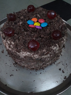 ब्लैक फॉरेस्ट केक (black forest cake recipe in hindi) रेसिपी मुख्य फोटो