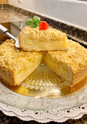 Una foto de Pastel con crema y manzanas asadas “sin gluten” (Cake with cream and roasted apples “gluten-free”)
