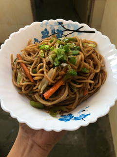 હક્કા નુડલ્સ (Hakka noodles recipe in gujrati) રેસીપી મુખ્ય ફોટો