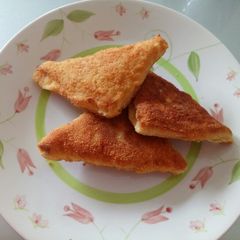 A picture of Mozzarella in carrozza - fried mozzarella sandwich.