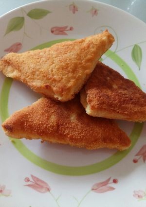 A picture of Mozzarella in carrozza - fried mozzarella sandwich.