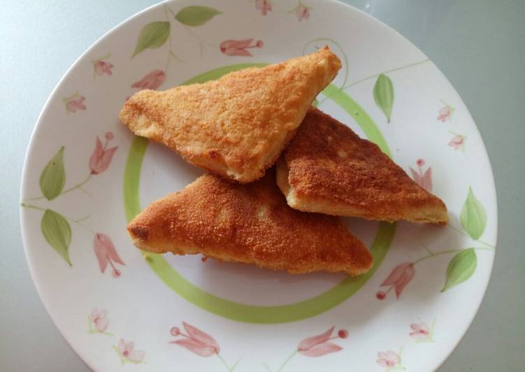 Mozzarella in carrozza - fried mozzarella sandwich