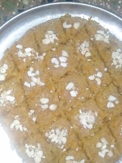 கேரட் கோகனட் பர்ஃபி (Carrot coconut burfi recipe in tamil) செய்முறை முக்கிய புகைப்படம்