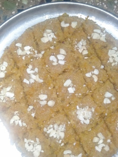 கேரட் கோகனட் பர்ஃபி (Carrot coconut burfi recipe in tamil) செய்முறை முக்கிய புகைப்படம்