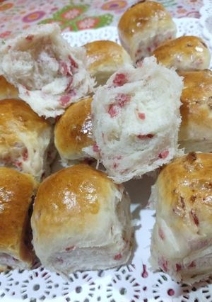 Una foto de Pancitos de salame 😋🍞