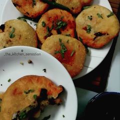 A picture of Aloo kachori.