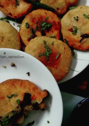 A picture of Aloo kachori.