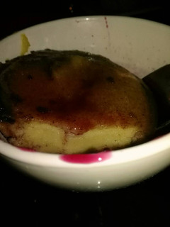 Una foto de Sémola con leche de soya y salsa de vino tinto