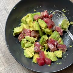 A picture of 🐟 Tuna and avocado salad.