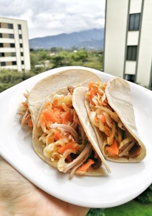 Фото Такос зі свининою та салатом з капусти.