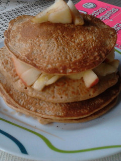 Una foto de Pancakes de banana con topping de manzana 🍎
