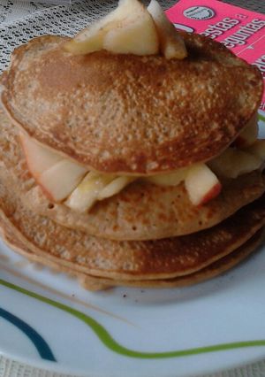 Una foto de Pancakes de banana con topping de manzana 🍎