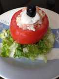 Tomate relleno con camarones y queso