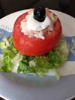 Una foto de Tomate relleno con camarones y queso