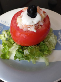 Una foto de Tomate relleno con camarones y queso