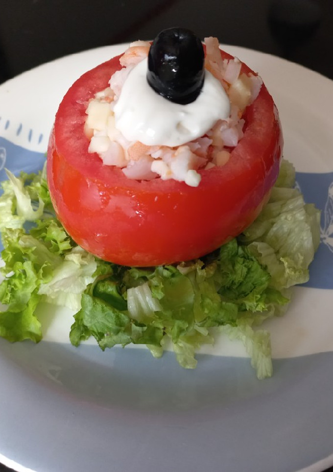 Una foto de Tomate relleno con camarones y queso