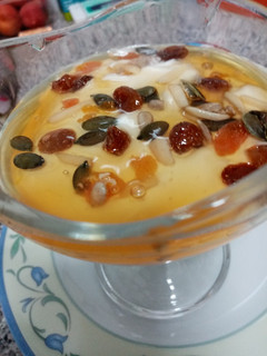 Una foto de Yogurt con frutos secos y miel y canela