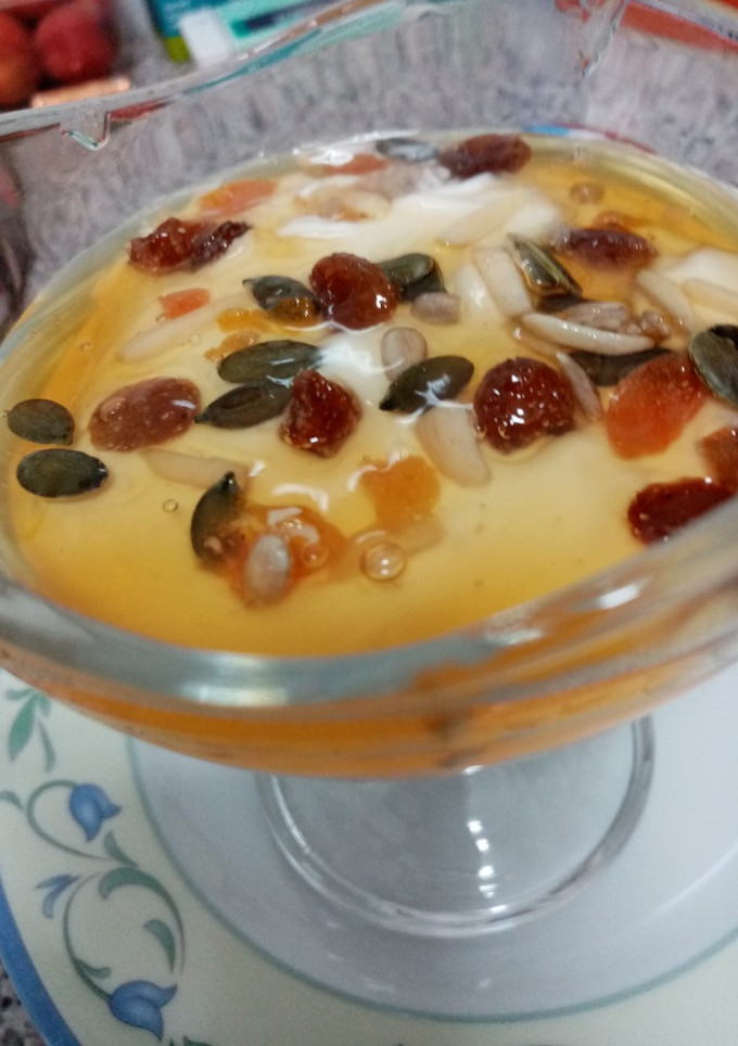 Una foto de Yogurt con frutos secos y miel y canela