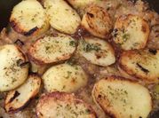 Una foto de bifes de hígado encebollado
