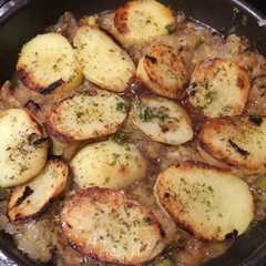 A picture of Hígado con cebolla y papas.