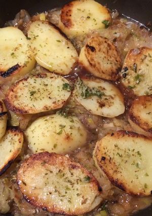 Una foto de Hígado con cebolla y papas