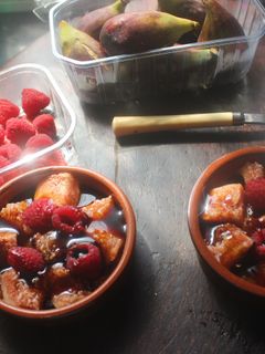 Una foto de Frambuesas e higos con mermelada de mandarina amarga