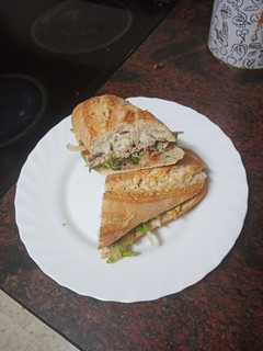 Una foto de Bocadillo de sardinas y ensalada