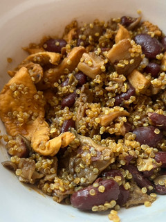 Una foto de Quinoa con pollo y alubias rojas 🍗
