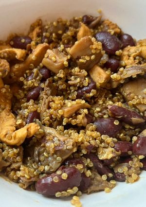 Una foto de Quinoa con pollo y alubias rojas 🍗