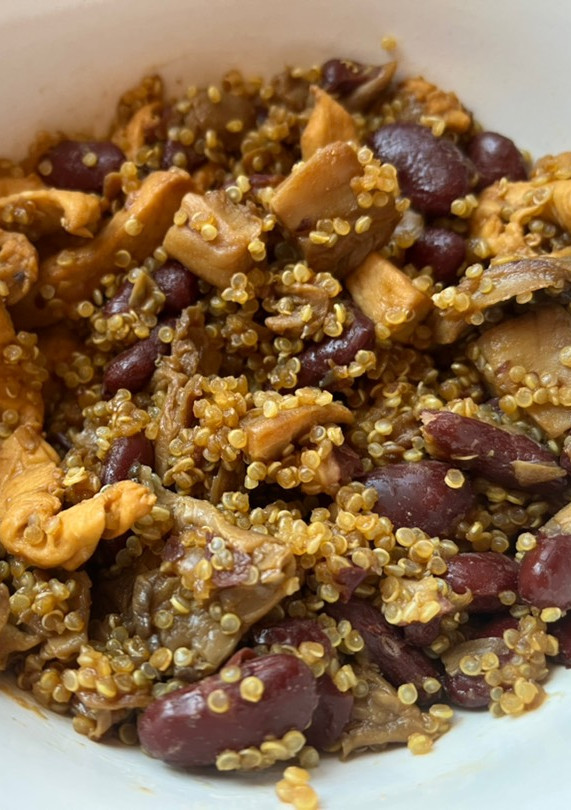 Una foto de Quinoa con pollo y alubias rojas 🍗