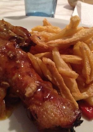 Una foto de Pollo a la naranja con fritas