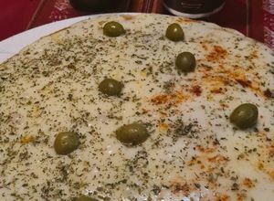 Una foto de Pizza, masa madre y todos los detalles