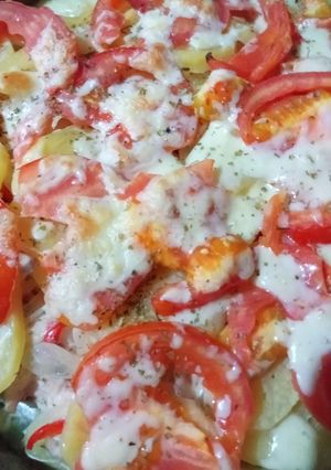 Una foto de Pastel de pollo con papas en rodajas a la napolitana