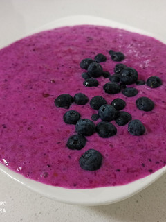 A picture of Soya Banana Dragon Fruit Oats Porridge with Rye Flakes.