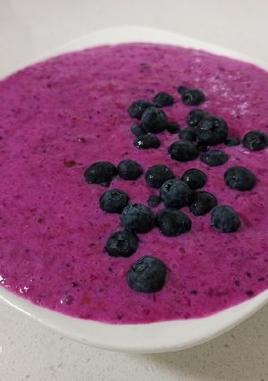 A picture of Soya Banana Dragon Fruit Oats Porridge with Rye Flakes.