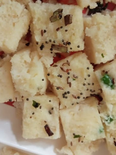 रवा ढोकळा (rava dhokla recipe in marathi) रेसिपी चे मुख्य फोटो