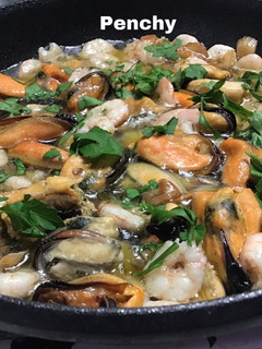 Una foto de Mejillones al vapor con gambitas al ajillo