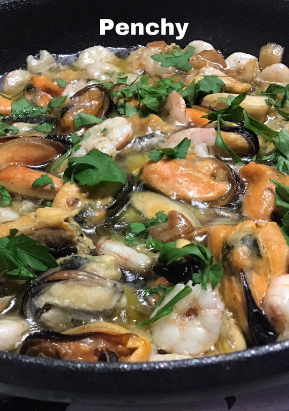 Una foto de Mejillones al vapor con gambitas al ajillo