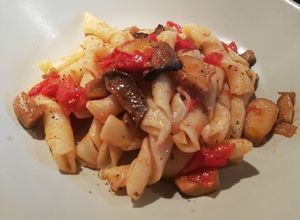 Foto di Maccheroncini pugliesi con pachino rosso e funghi cardoncelli