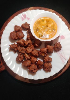 A picture of Singhare atta pakodi.