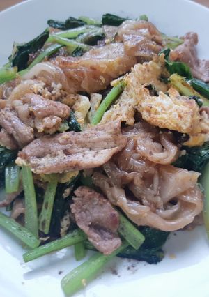 A picture of Pad See Ew with Pork & Chinese Broccoli.