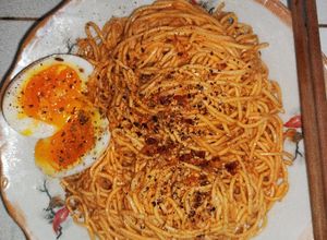 Hình của món Mì trộn trứng lòng đào.