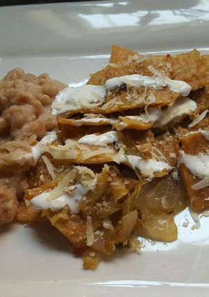 Una foto de Chilaquiles con chile de tomatillo en el Molcajete