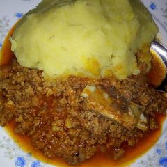 A picture of Mashed potatoes and minced meat.
