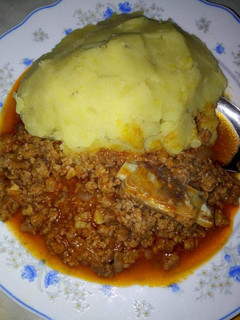 A picture of Mashed potatoes and minced meat.