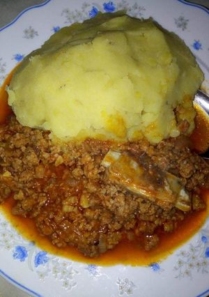 A picture of Mashed potatoes and minced meat.